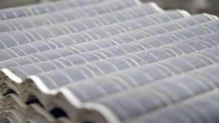 Mit einer Verwertungsquote von 98 % will Solar Materials die Kreislaufwirtschaft in der Solarbranche auf ein neues Level heben. Dabei bringt jedes Panel bis zu 20 kg auf die Waage und kann in Größe und Zustand variieren. (Bild: ABB)