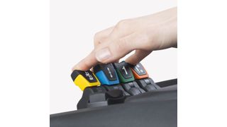 Der neue Fingertip-Joystick JFT von Elobau wird einfach On-Top auf Bedienpanels oder Armlehnen montiert. So unterstützt er beispielsweise die Bedienung von Funktionen in Gabelstaplern, Traktoren und Radladern. (elobau)