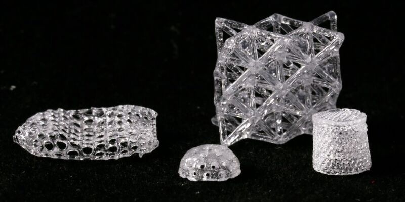 Verschiedene Glasobjekte, die mit einem 3D-​Drucker geschaffen wurden.  (Gruppe für Komplexe Materialien / ETH Zürich)