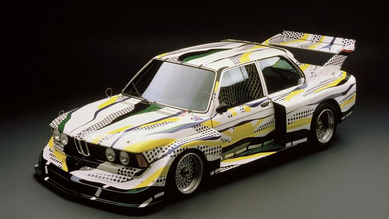 BMW diente als Basisfahrzeug ein 320. Der Rennwagen wog ca. 300 kg weniger als das Serienfahrzeug. Dies erreichte man durch den Einbau von Plexiglas-Scheiben bis auf die Frontscheibe und massiven Einsatz von Kunststoffen für Türen, Motor-, Kofferaumdeckel und Kotflügel. Gewicht wurde auch am Fahrwerk eingespart: Durch die Verwendung verschiedener hochwertiger Materialien anstelle von Stahl an vielen Fahrwerksteilen wurde nicht nur das Gesamtgewicht des Rennwagens reduziert sondern zugleich auch die ungefederten Massen veringert was sich widerum auf das Fahrverhalten positiv auswirkt. Verwendet wurden unter anderem Zugstreben aus Titan, die Radträger wurden aus Magnesium gefertigt und Radnaben, Dämpfer, Querlenker und Bremssättel wurden durch Teile aus Aluminium ersetzt. Diese und weitere Änderungen verhalfen dem Fahrzeug auf ein Gewicht von knapp über 750 kg zu kommen.  (Bild: BMW AG)