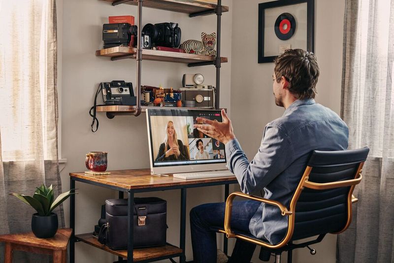 Über dem Display sitzt beim Envy Move eine 5-MP-Kamera mit Windows-Hello-Unterstützung und zwei Mikrofonen. Die Linse kann mit einem Schieber verdeckt werden. (Bild: HP)