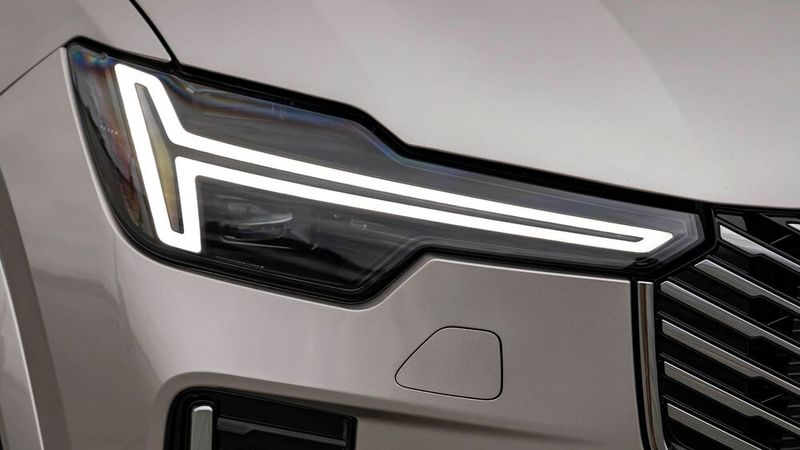 ...aber auch das Scheinwerfer-Design hat der Hersteller verfeinert. (Bild: Volvo)