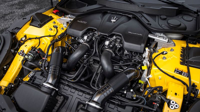 Randvoll mit Technik: Der Motorraum der V6-Version ist gut ausgefüllt. (Bild: Maserati)