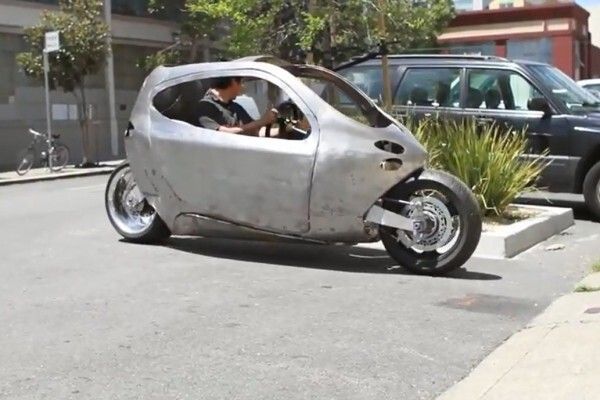 Das C1 von Lit Motors: zwei Gyroskope sorgen dafür, dass der elektrische Zweiradkabinenroller nicht umfallen kann - auch nicht bei einem Unfall (Lit Motors)