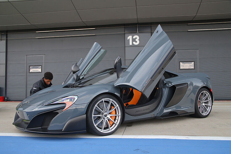 McLaren hat den 650 S überarbeitet: Der daraus entstandene 675 LT hat eine gesteigerte Motorleistung, ein neu kalibriertes Chassis, eine 34 Millimeter längere Kohlefaser-Karosserie und ist 100 Kilogramm leichter. (Foto: Auto-Medienportal.Net/Ian Kuah/Jens Meiners)