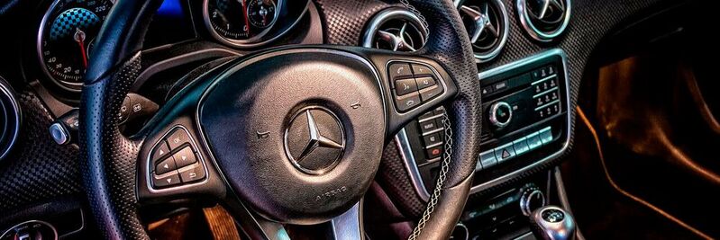 OpenAI-Technik hält EInzug in Mercedes-Fahrzeuge – die Hände können bei vielen Aktionen künftig am Steuer bleiben.