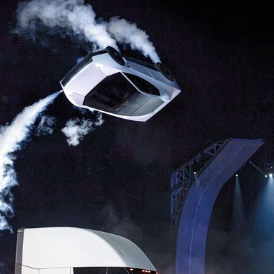In der vergangenen Woche hatte Elon Musk wieder einmal eine neue „Roadster“-Version präsentiert und dabei einen ziemlichen Zirkus – im wahrsten Sinne des Wortes – veranstaltet. Einige Tesla-Kunden, die bereits vor neun Jahren umgerechnet 220.000 Euro für die Vorbestellung des Modells bezahlt hatten (nicht stornierbar), warten bis heute auf Lieferung.  (Bild: Tesla)