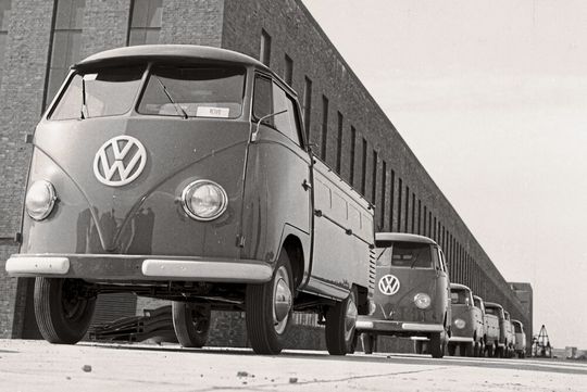 Die Produktion des T1 begann 1950 im VW-Werk in Wolfsburg. Die Produktion des T1 begann 1950 im VW-Werk in Wolfsburg.
