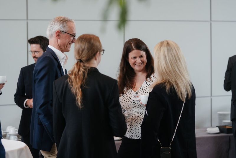 Im Austausch (v. l.): Patrick Brauckmann (msg), Bianca Kastl (Stadt Frankfurt), Ann Cathrin Riedel (NExT e. V.) und Janine Werner (Landeskoordination Registermodernisierung RLP). (Bild: Manuel Emme Fotografie)