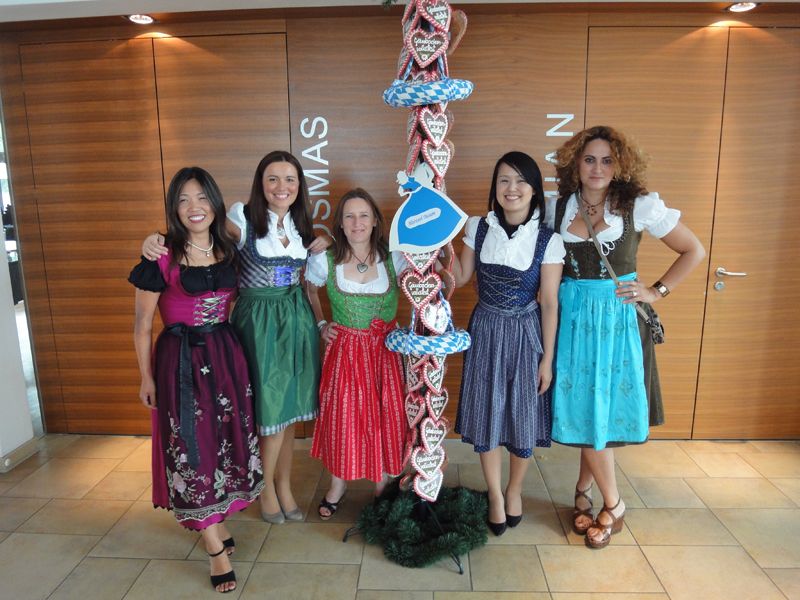 Wie das Land so die Sitten, daher war ein Dirndl ein Muss für Sun Spornraft, Aline Gauthier, Samsung, Sabine Bernritter, ALSO Actebis, Mi Yeung Han, Samsung, und Besa Agaj, IT-BUSINESS. (Archiv: Vogel Business Media)