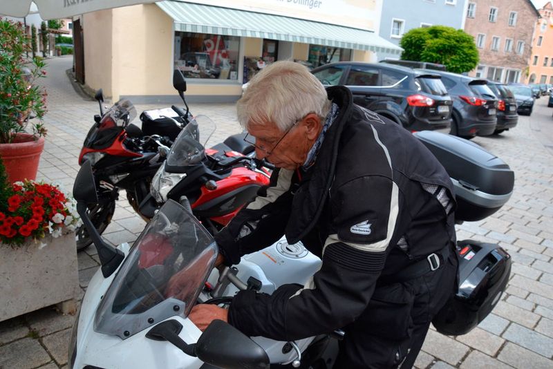 Bevor es weiterging, checkte Udo Strietzel von Tyremotive noch mal die Route im Navi. (Michel/»kfz-betrieb«)