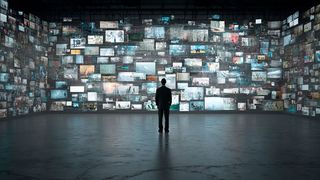 Es wird zunehmend schwieriger, echte von manipulierten oder KI-generierten Bildern, Videos und Audioaufnahmen zu unterscheiden. Microsoft spricht in diesem Beitrag über Technologien und Methoden, die helfen sollen, die Provenance – also Ursprung und Bearbeitungshistorie digitaler Medien – verlässlich nachzuweisen. (Bild: Midjourney / KI-generiert)