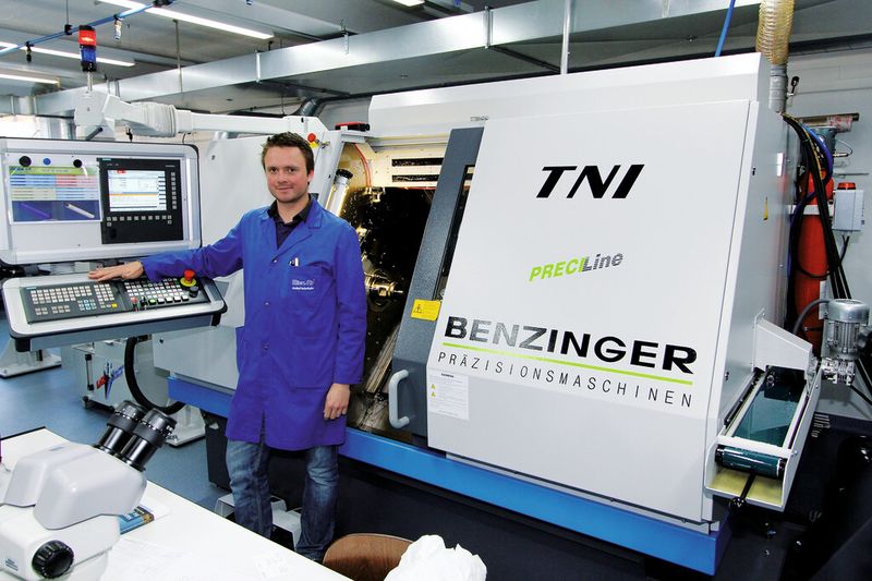 Maschinenbediener Lilian Bonvalot an der neuen Sinumerik-gesteuerten WZM «Benzinger TNI-B2» im Schweizer Le Noirmont (Kanton Jura), wo vor allem Prototypen und Vorserien der Medizinprodukte von Bien Air gefertigt werden. (Bild: Siemens AG)