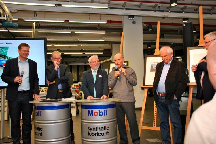 40 Jahre Porsche 924: Dieter Landenberger (li.), Leiter Historisches Archiv bei Porsche, im Gespräch mit Zeitzeugen der Transaxle-Ära. (Foto: Dominsky)