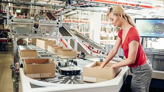 Im hessischen Schlüchtern sind in der CI Factory bei Engelbert Strauss 28 Ware-zum-Mann-Kommissionierarbeitsplatz – vielmehr müsste es hier heißen: „Ware-zur-Frau“ – im Einsatz. (Bild: engelbert strauss GmbH & Co. KG)