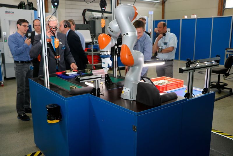 Im Praxisteil der Veranstaltung wurde MRK für die Teilnehmer erlebbar. Schunk zeigte Cobot-Applikationen live in Aktion. (Sonnenberg)