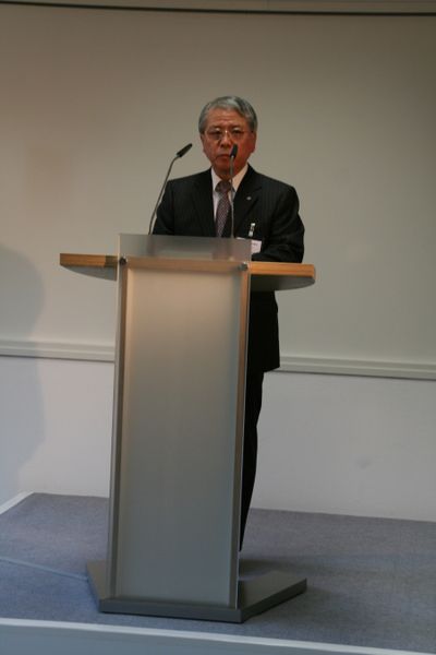 Akira Nakamoto, Präsident Shimadzu Corporation, begrüßt die 130 Gäste zur Eröffnung der Shimadzu Laborwelt. (Bild: Platthaus/LABORPRAXIS)