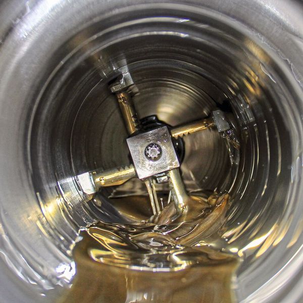 Die Honabteilung ist ein besonderes Schmuckstück: Mit den zwei NC-gesteuerten Maschinen können Teile bis zu einem Durchmesser von 1000 mm und einer Länge von 10 000 mm bearbeitet werden.  (Bild: Schenker)