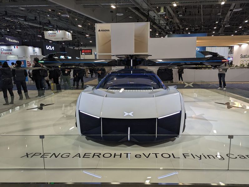 Bild 4: Schon Ende 2025 kann es für Privatkunden von der Straße in die Luft gehen – mit einem Fahrzeug. Xpeng Aeroht zeigte den Evtol in Las Vegas. (Bild: Stefanie Eckardt)