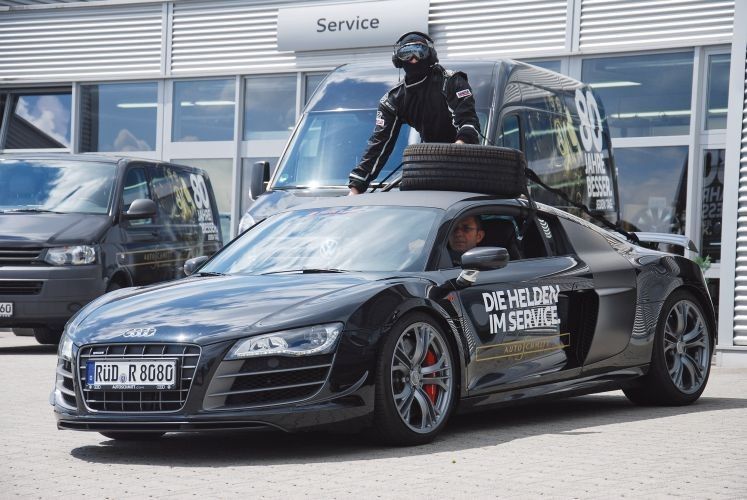 Ein Werkstattmitarbeiter ließ sich auf dem Dach eines R8 durch Idstein kutschieren um die Jury zu beeindrucken. (Foto: Wenz)