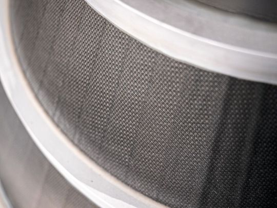 Die Ausrichtung der Fasern im Verbundwerkstoff, der die Aluminiumringe verbindet, ist der Schlüssel zu den Vibrationen-schluckenden Eigenschaften des neuen Nutzlastadapters.(Bild:  Empa)