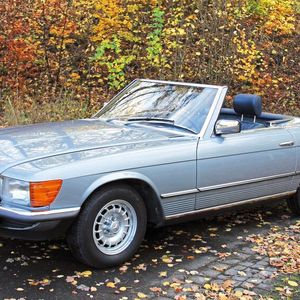 3. Preis: 1982 hatte eine Dame diesen 280 SL der Baureihe R 107 als Neuwagen von ihrem Mercedes-Benz-Händler übernommen. In Silbermetallic mit blauem Leder hatte sie ihn dort bestellt, ein Hardtop war auch dabei. Sehr sorgfältig ist sie mit ihrem Schmuckstück in den vielen Jahren umgegangen, die sie gemeinsam verbrachten. Sogar um das Weiterleben ihres Wagens machte sie sich Gedanken: Nach ihrem Tod, so verfügte sie, sollen die Freunde des R 107-Clubs sich um ihren SL mit klassischen Barockfelgen kümmern. Die entschieden nach gründlicher Beratung im Jahr 2019, mit dem Wagen Gutes zu tun und ihn der Lebenshilfe Gießen als Spende zu übergeben. (Bild:  Lebenshilfe Gießen)