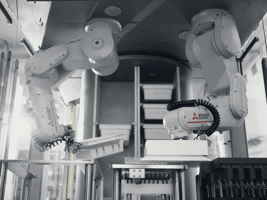 Vials (Injektionsfläschchen) und Spritzenhandling auf engstem Raum.  (Bild:  Robotronic / Mitsubishi Electric)