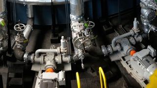 Um die Effizienz bei der Tankentleerung zu erhöhen und eine reibungslose Förderung sicherzustellen, nutzen vor allem in der Öl-Industrie – sowohl bei Mineral- als auch bei Pflanzenölen – immer mehr Unternehmen Schrauben-spindelpumpen wie die Notos von Netzsch. (Netzsch)