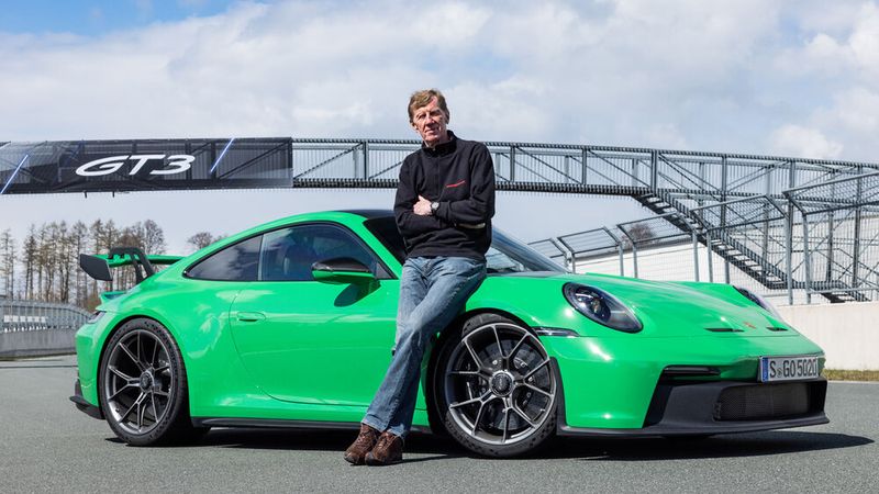 Porsche-Markenbotschafter Walther Röhrl am 911 (992) GT3. (Bild: Autoren-Union Mobilität/Porsche)