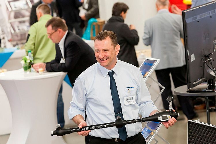 Wenn Arbeit Spaß macht: Thomas Voigt von Car-o-liner bei der Demonstration des Messsystems Point X. (Stefan Bausewein)