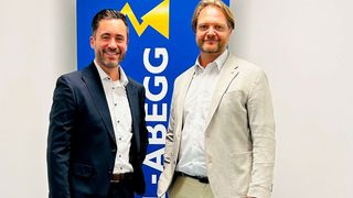 Ein herzliches Willkommen gab es gestern für Thorsten Hartl (links) bei Ziehl-Abegg. Denn er übernimmt den Chefsessel in Österreich. Kurt Kerschbaummair (rechts) hat seinen Posten übergeben, bleibt aber noch bis Ende des Jahres dem Unternehmen erhalten. (Bild: Ziehl-Abegg)