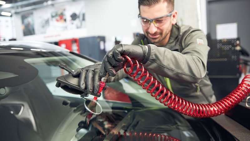 Der innovative Schritt des neuen Systems ist das automatische Auffüllen von Steinschlagschäden. (Bild:  Würth)