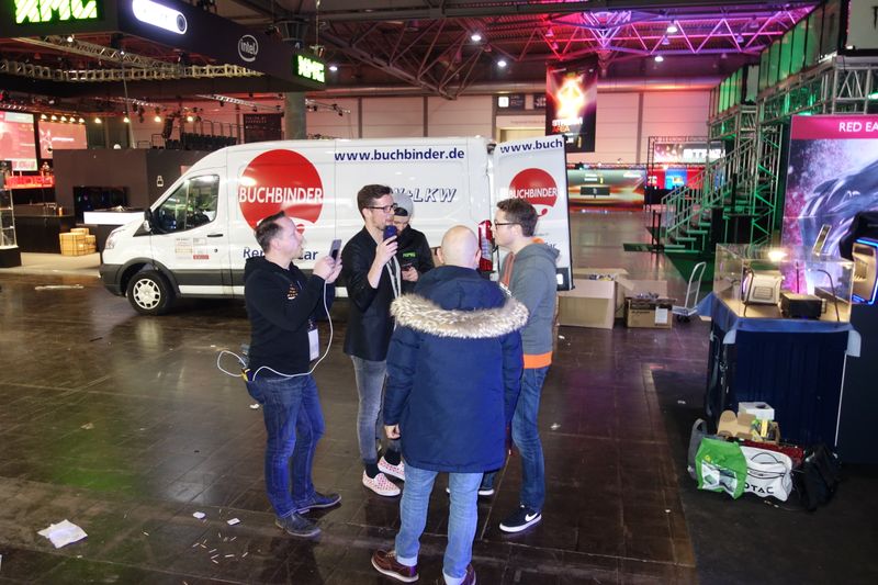 Während des Aufbaus muss Michael Baumgärtner, Schenker Technologies, noch schnell einen Live-Stream mit Maciej Wieczorek, ZOTAC, führen. (Bild: IT-BUSINESS)