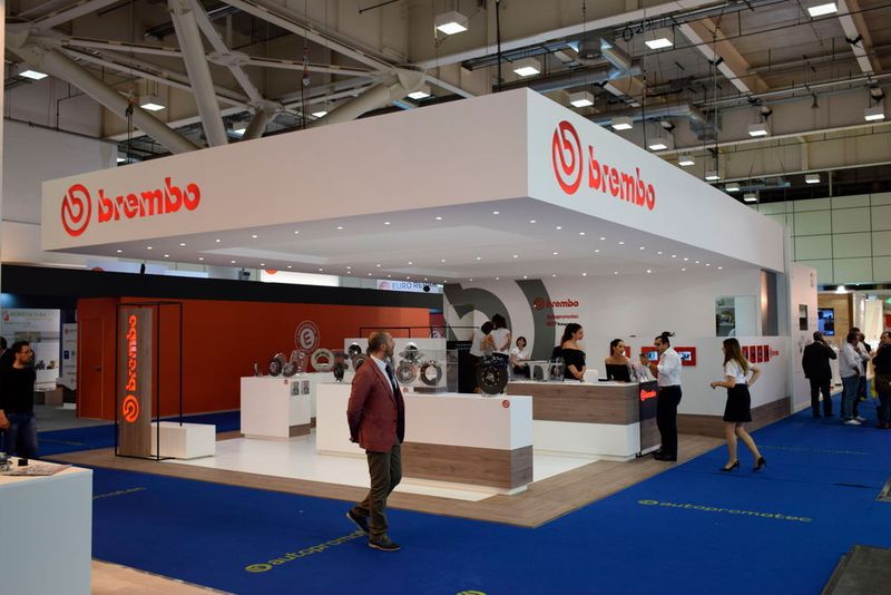 Brembo, der beliebteste Bremsenhersteller der deutschen Autofahrer, präsentierte sein erweitertes Angebot von mit UV-Lack geschützten Bremsscheiben. (Holz / »kfz-betrieb«)