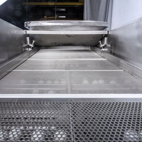 Ein Kugelabreinigungssystem sorgt bei allen Siebeinlegern für ein durchlässiges Siebgewebe und dadurch für längere Laufzeiten. Ein Kugelabreinigungssystem sorgt bei allen Siebeinlegern für ein durchlässiges Siebgewebe und dadurch für längere Laufzeiten.