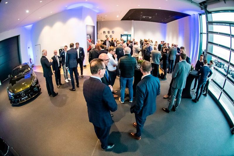 Im Sales Satellite, in dem Beresa zur Eröffnungsfeier seine Gäste begrüßte, werden Fahrzeuge ausgeliefert. (Info@MarioBok.de)