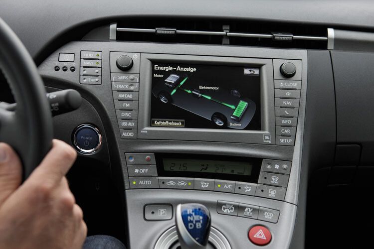 Der Fahrer kann auf dem Display immer sehen, ob er im Elektro- oder im Hybridmodus fährt und wie es um die Batterieladung steht. (Foto: Toyota)