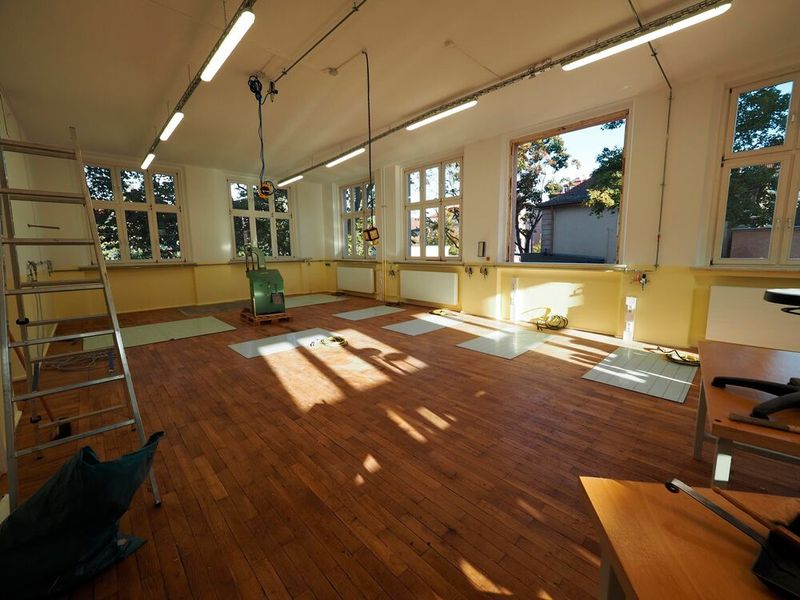 Weil von den 26 Zerspanungssystemen von Weiler nicht alle durch die Türen der Berufsschule 2 in Nürnberg-Gostehof passten, hat man schon mal die Fenster ausgebaut. (Bild: Weiler)