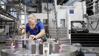 Einfache Lieferketten müssen komplexe Wertschöpfungsnetze werden, meint der VDW. Die Metav Digital wird per Experten zeigen, wie das geht. Mit dabei ist der Maschinenhersteller Heller. Hier ein Blick in dessen Fertigung. (Heller)