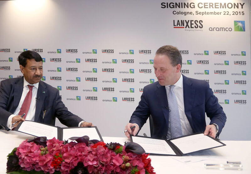 Matthias Zachert, Chairman of the Board of Management of Lanxess (right), and Abdulrahman F. Al-Wuhaib, Senior Vice President Downstream of Saudi Aramco, sign the agreement on the new Joint Venture in Cologne, Germany. (Picture: Lanxess)