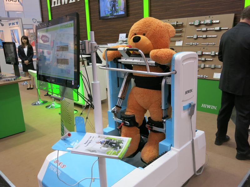 Hingucker in Halle 8b: Der Teddy auf dem Trainingsgerät des Lineartechnikanbieters Hiwin. (Bild: Reinhardt)