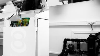 Isoliert in einem voluminösen Schrank (links) sind Server in Öl als primärem Kühlkreislauf ohne Pumpen isoliert. Hier findet auch der Wäremeaustausch mit einem Wasserkreislauf (rechte Seite) statt, dessen Energie sich anderweitig nutzen lässt. (Asperitas)