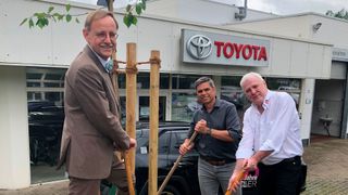 Symbolisches Pflanzen einer japanischen Kirsche (v. li): Wolfgang Keller, Klaus Ballauf und Jose Rodriguez. (Bild: Autohaus Keller)