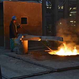 In Südafrika gehen Schmelzöfen ohne Deckel in Betrieb, der enorme Energieverlust stört bisher niemanden.