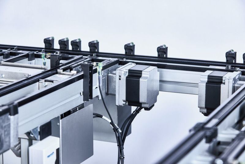 The transfer modules are driven by compact stepper motors based on 48-volt technology. These are significantly more compact than conventional geared motors, which further reduces the space required. (Image:Bosch Rexroth AG)
