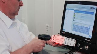 Per Barcode-Scanner werden Waren in das System eingelesen. Der TSM kontrolliert den Lagerbestand, bestellt selbstständig und verhindert so etwa Maschinenstillstandzeiten. (Bild: Bedrunka + Hirth )