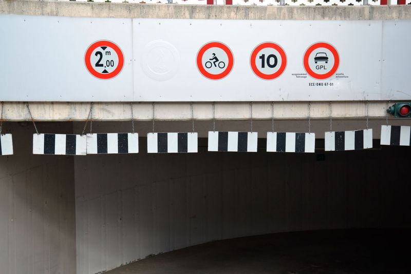 Apropos Tiefgarage: Für die restlichen Nächte haben wir die Hoteltiefgarage gemieden und sind auf die öffentliche Garage ausgewichen. Dort gab es zwar auch Feuerlöscher, aber eben vor allem ausreichend Platz für die über fünf Meter lange V-Klasse. (Michel / »kfz-betrieb«)