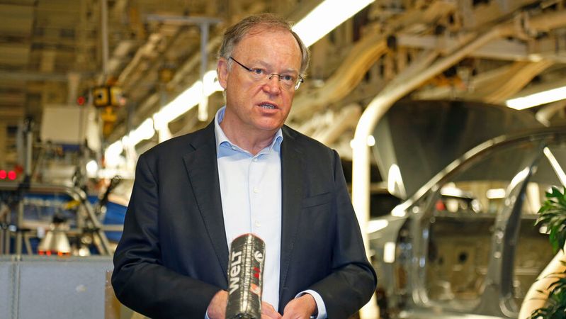 Stephan Weil ist Ministerpräsident von Niedersachsen und sitzt im VW-Aufsichtsrat. 