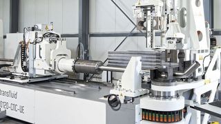 Die Rohrbiegemaschine DB 40120-CNC-VE, wie sie im Schiffbau eingesetzt wird, wechselt die Werkzeuge automatisch.  (Transfluid)