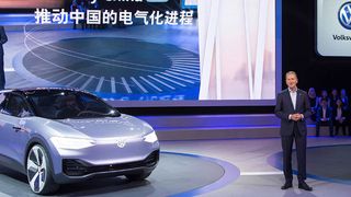 Auf der „Auto Shanghai 2017“ stellt der Volkswagen-Konzern drei Elektrofahrzeuge vor. Im Bild VW-Markenvorstand Dr. Herbert Diess mit dem Konzeptfahrzeug I.D. Crozz. (Volkswagen)
